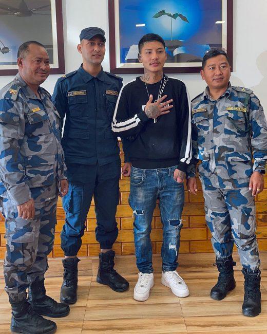 सुरक्षाकर्मीसँग रिसाउँदै आएका भि–टेनले सुरक्षाकर्मीसँगकै तस्विर सार्वजनिक गरे