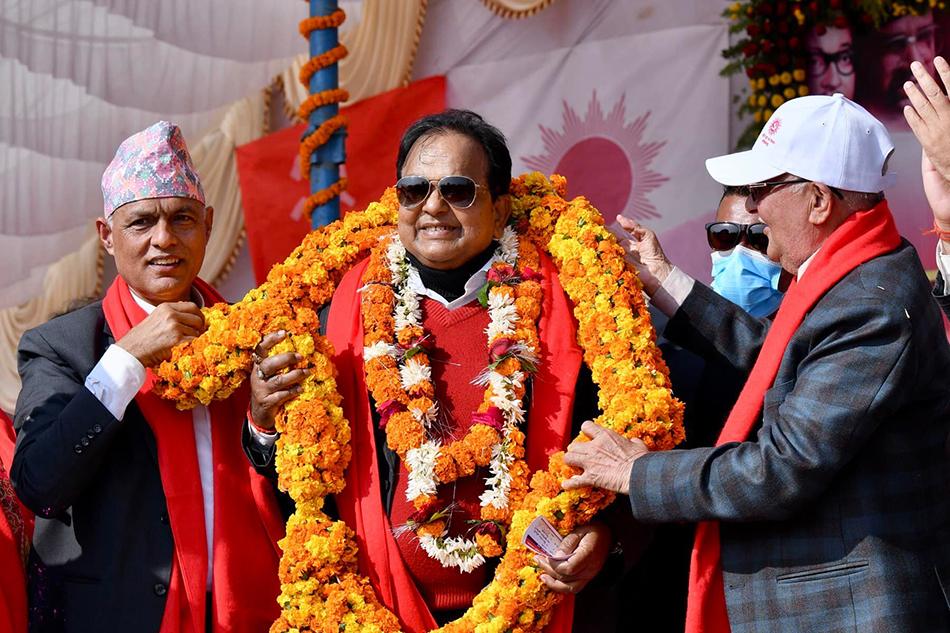 जसपा नेता मंगल गुप्ता एमाले प्रवेश, ओलीले गरे स्वागत