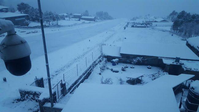 लुक्ला विमानस्थल हिउँले ढाकियाे