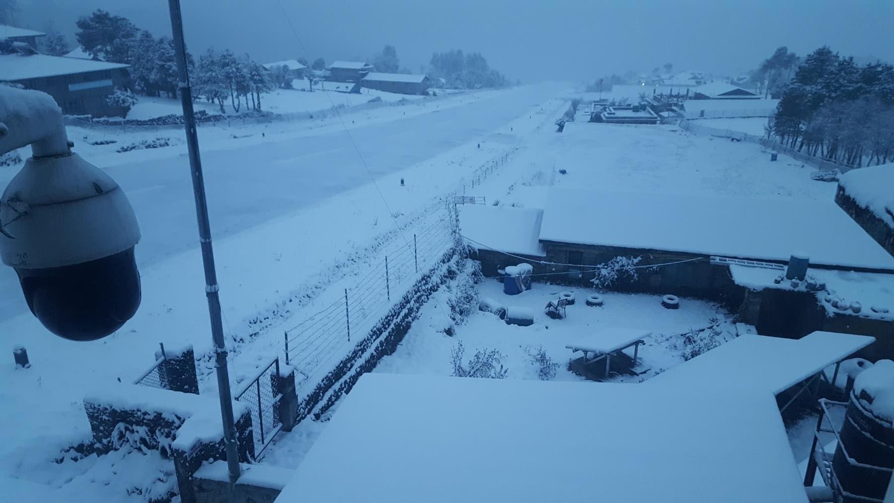 लुक्ला विमानस्थल हिउँले ढाकियाे