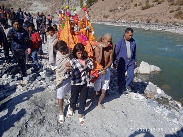 कर्णालीमा १७ वर्षीया छोरीले दिइन् बुवालाई दागवत्ती