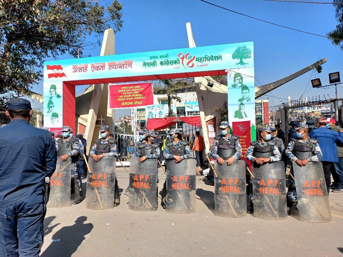 सकिनै लाग्यो मतदान, मतदाता छैनन् लाइनमा