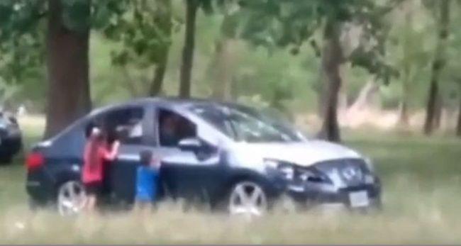 छोराछोरीलाई कारबाहिर उभ्याएर कारभित्र प्रेमीसँग यौन सम्बन्ध ! बच्चाहरुले झ्यालबाट हेरे