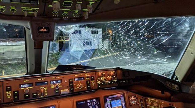 ३० हजार फिट उचाइमा एउटा विमानबाट उछिट्टिएको बरफको डल्लो अर्को विमानमा ठोक्कियो