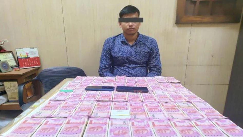 १ करोड भारतीय रुपैयाँ लिएर फुटपाथमा घुमिरहेका व्यक्ति पक्राउ, पैसा कहाँबाट आयो थाहा छैन