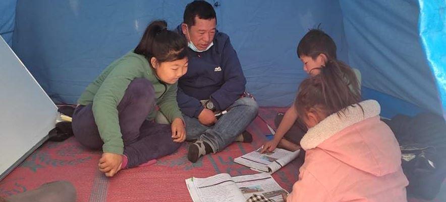 कठ्याग्रिँदो जाडोमा विद्यार्थी टेन्टमा बसेर पढ्न बाध्य