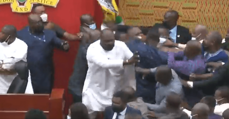 विद्युतीय कारोबारमा कर वृद्धिको प्रस्तावपछि घानाको संसदमा हंगामा