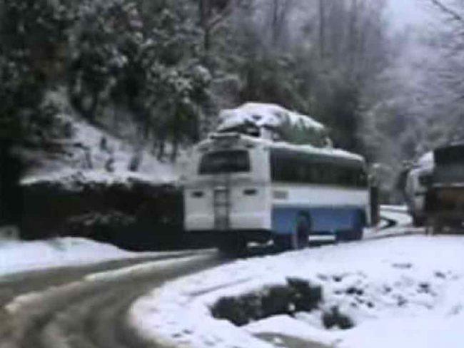 सिम भञ्ज्याङको सडक खण्डमा हिमपात, सवारी अबरुद्ध