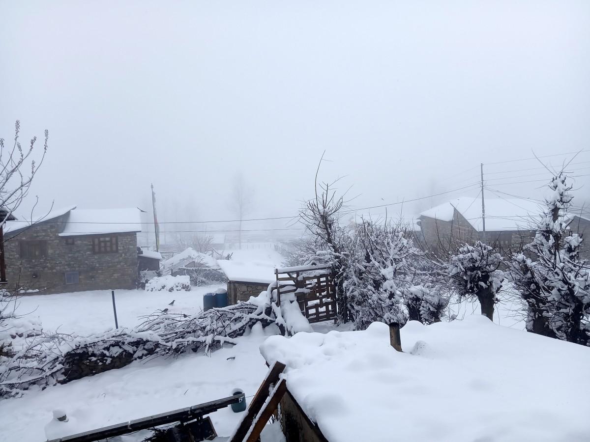 हिमपातले अन्तर जिल्ला जोड्ने एक मात्रै हवाई सेवा अवरुद्ध, जनजीवन कष्टकर