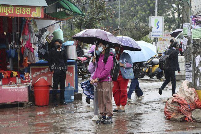 हिउँदे झरीमा काठमाडौंबासी (फोटोफिचर)