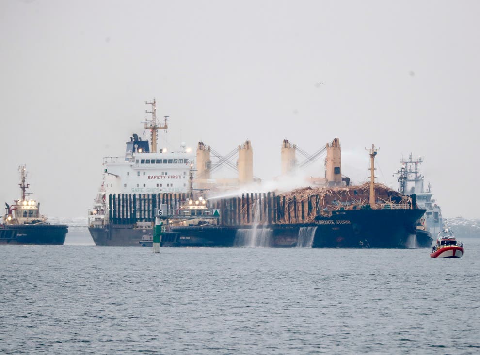 स्वेडेन नजिकै बाल्टिक सागरमा २ विशाल पानीजहाज ठोक्किए, एउटा जहाज पल्टियो