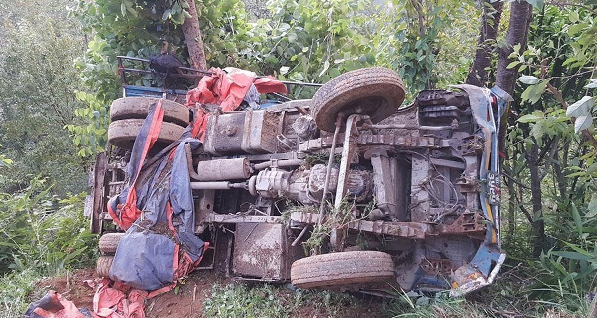 बाजुरामा ट्रक दुर्घटना, दुई जनाको मृत्यु