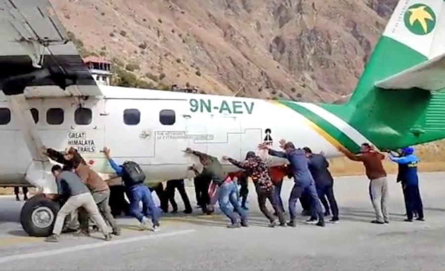 यात्रुले नै जहाज धकेलेपछि…….