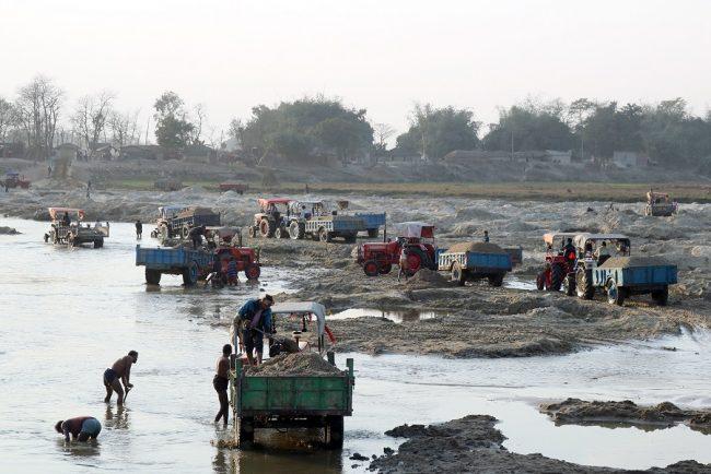 अबैध बालुवाको तस्करी रोक्न वडा कार्यालयको निगरानी