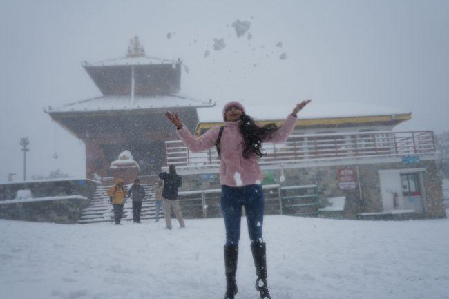 हिउँ खेल्न चन्द्रागिरिमा पर्यटकको लर्काे (फोटो फिचर)