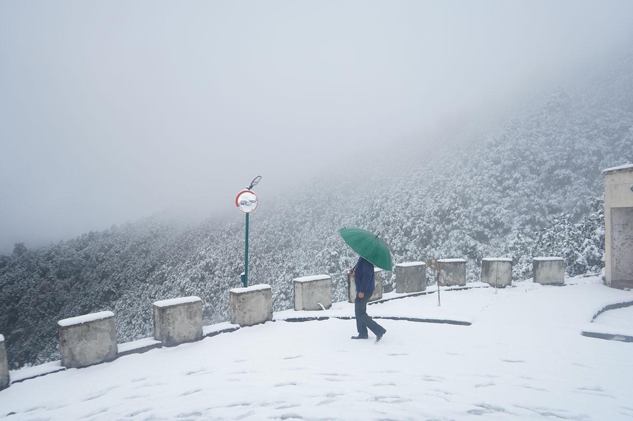 चन्द्रागिरी डाँडामा हिउँ पर्न सुरु
