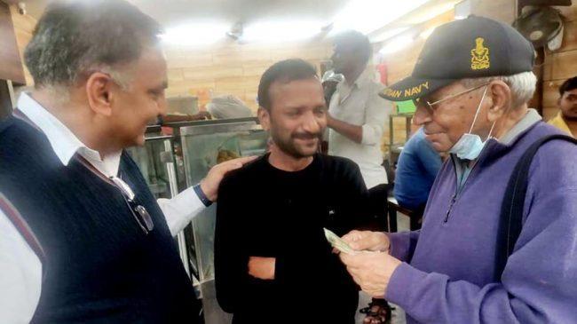 ६८ वर्ष पहिलेको २८ रुपैयाँ उधारो तिर्न अमेरिकाबाट फर्केर आए ८५ वर्षका पूर्वसैनिक