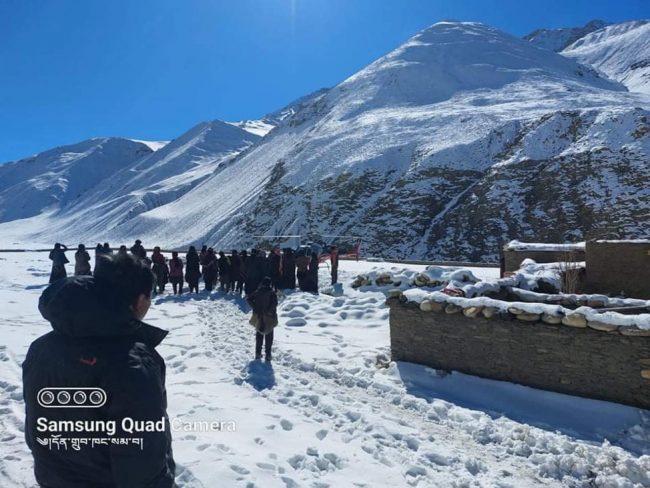 हिउँले सडक अवरुद्ध, हेलिकाेप्टरमार्फत सुत्केरीको उद्धार