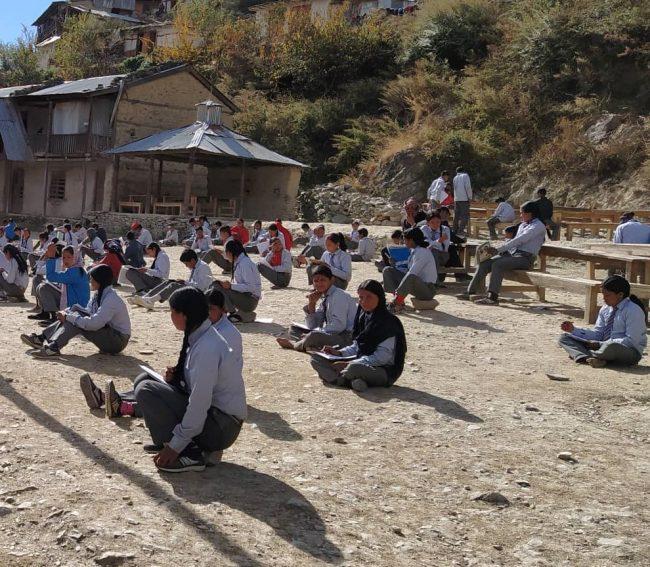 हिमपात भएपछि चिसोले कोठा बाहिर परीक्षा दिँदै हुम्लाका विद्यार्थी