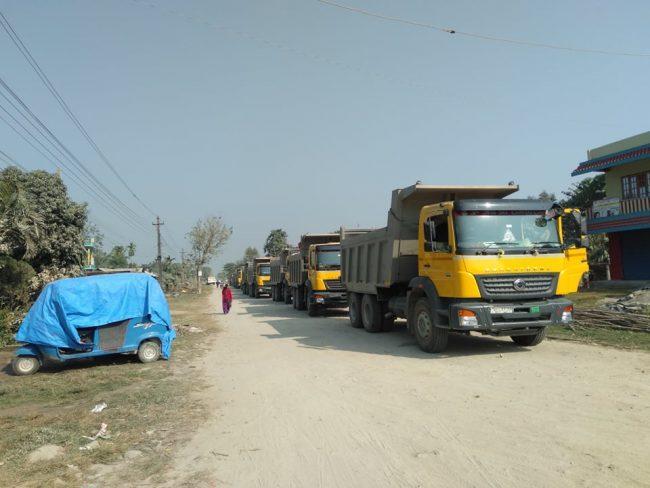 सडकमा धुलो उडेपछि स्थानीयले गरे सडक अवरुद्ध