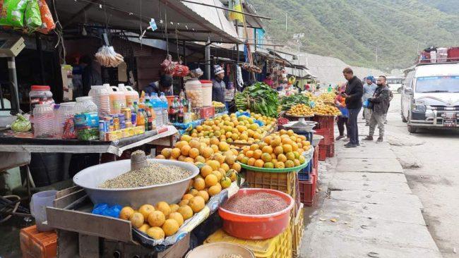 सिन्धुलीको जुनार, सडकमै व्यापार