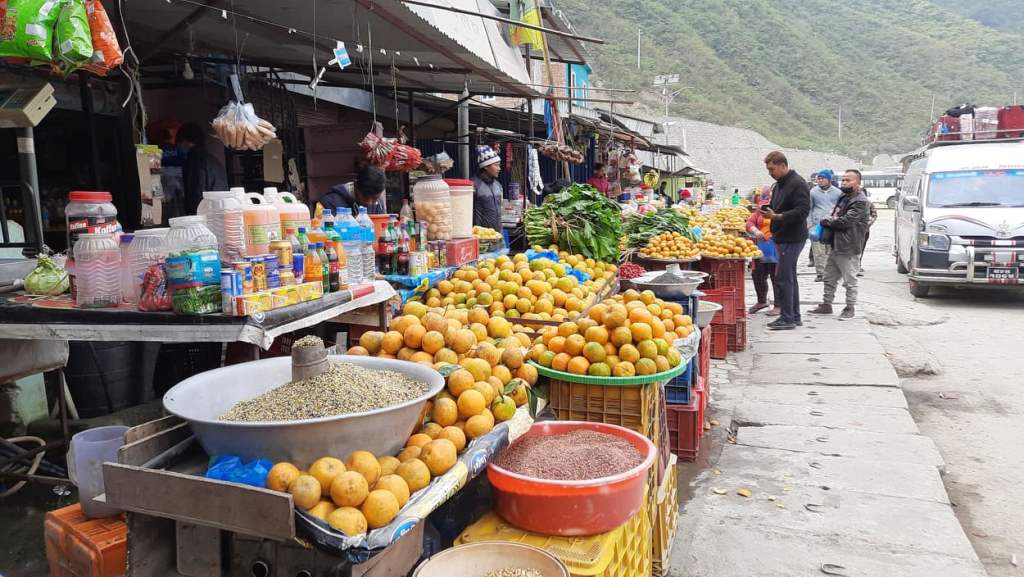 सिन्धुलीको जुनार, सडकमै व्यापार