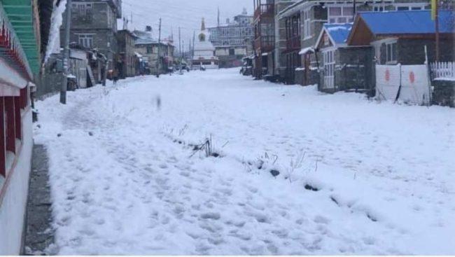 हिउँले मनाङका डाँडाकाँडा सेताम्य, माथिल्लाे क्षेत्र नजान पर्यटकलाई अनुराेध