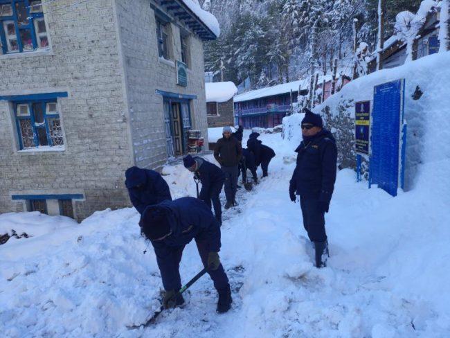 हिमपातले मनाङमा सडक तीन दिनदेखि अवरुद्ध, हिउँ पन्छाउन सुरक्षाकर्मी परिचालन