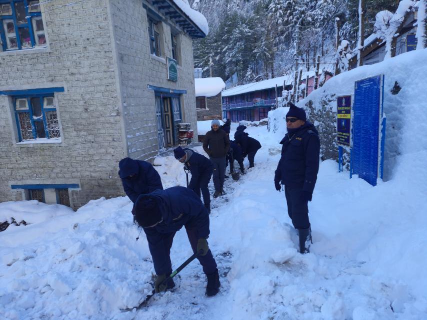 हिमपातले मनाङमा सडक तीन दिनदेखि अवरुद्ध, हिउँ पन्छाउन सुरक्षाकर्मी परिचालन