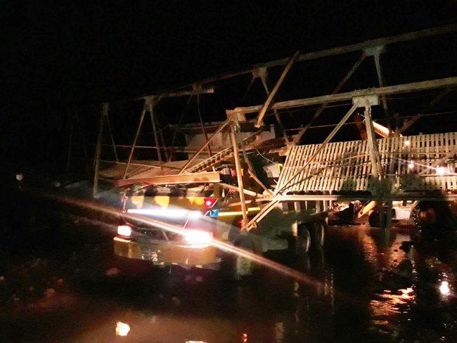 ललितपुर चापागाउँमा टेको लगाइएको पुल भाँच्चियो, टिपर चालकको मृत्यु