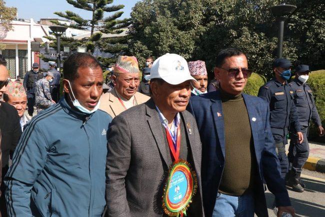 मतदान गरेर बाहिरिए प्रकाशमान सिंह