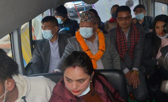 जब मन्त्री प्रेम आले नै माइक्रोबसमा कोचिएर यात्रा गरे (फाेटाेफिचर)