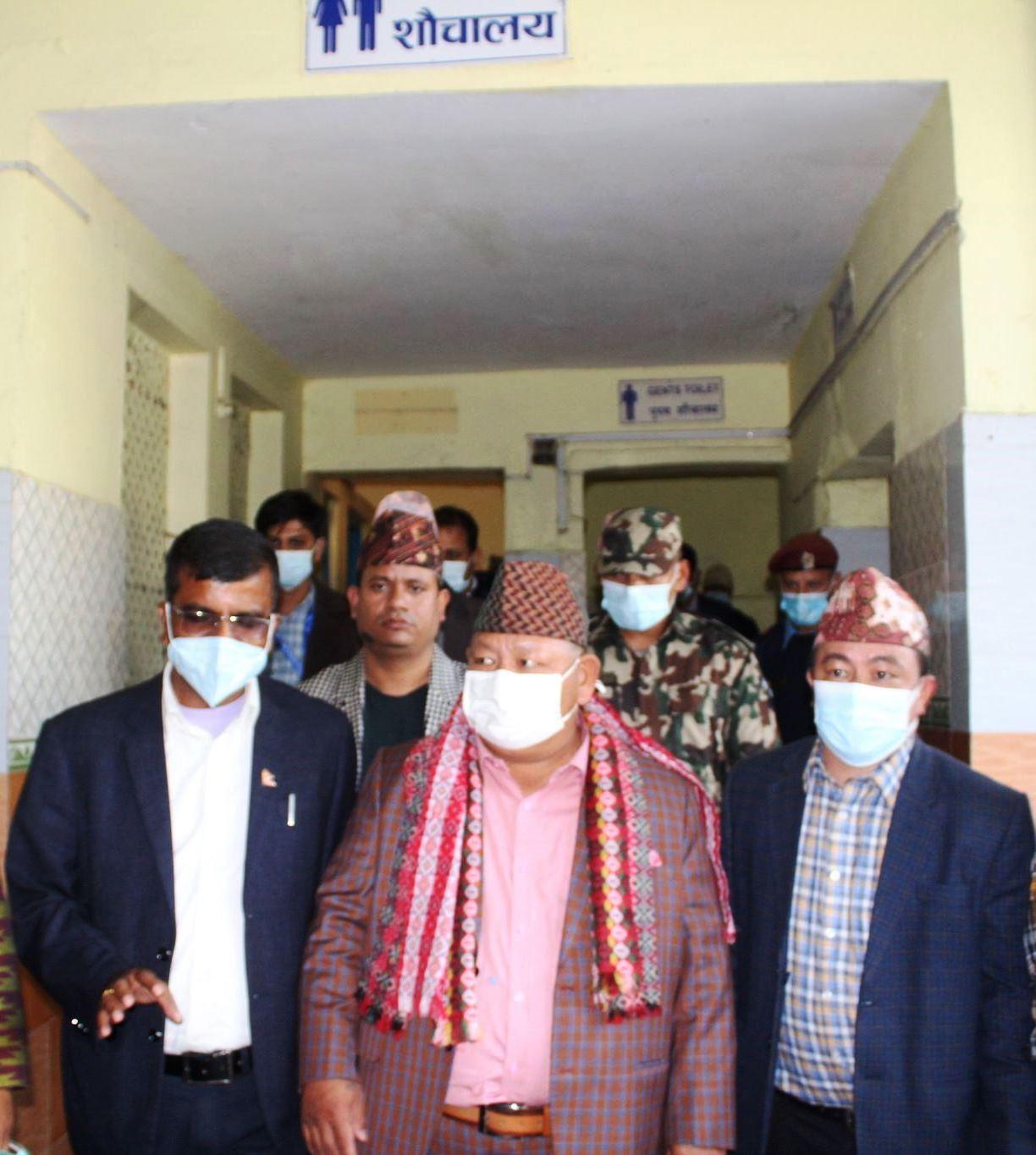 जब मन्त्री आले विमानस्थल शौचालयको अनुगमन गर्न पुगे