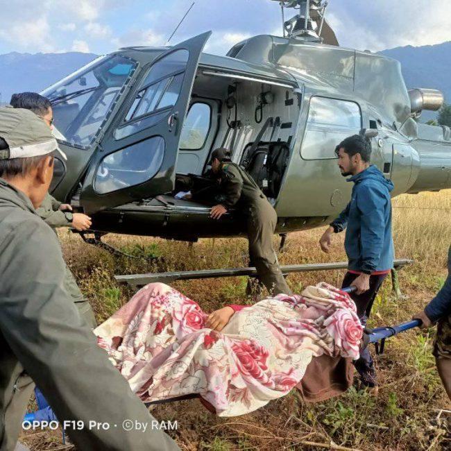 प्रसूति व्यथाले गम्भीर बनेकी महिलाको हेलिकोप्टरबाट उद्धार