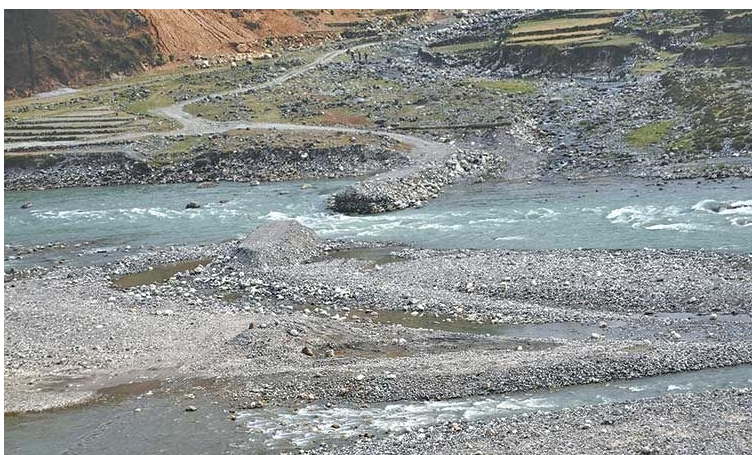 मर्स्याङ्दीको बाढीले तातोपानी कुण्ड बगाएपछि स्थानीयलाई समस्या