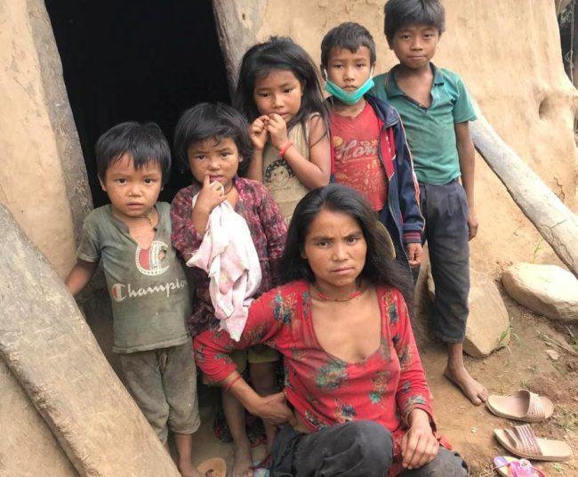 खाजा खान पाइने आशमा काम्दै विद्यालय जान्छन् चेपाङ बालबालिका