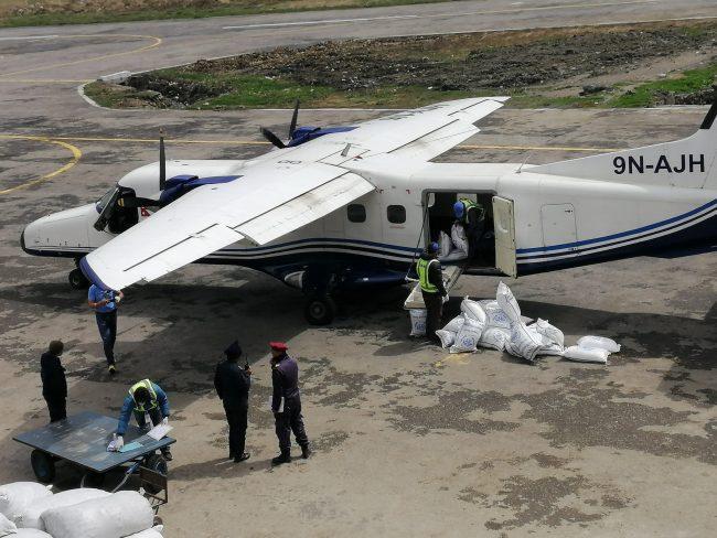 दुई एयरलाइन्स बीचको विवादका कारण हुम्लामा रोकिएको खाद्यान्न ढुवानी सुरु