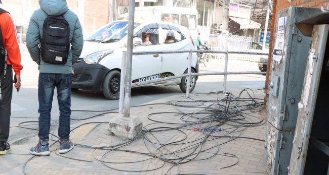 कसले उठाउँछ सडक किनारमा छरिएका तार ?