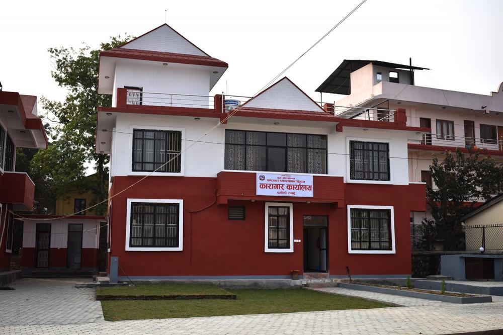 दुई वर्षदेखि स्वास्थ्यकर्मी छैनन्, बन्दीलाई समस्या