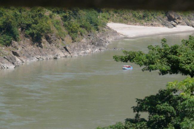 तेलको ट्याङ्कर त्रिशूलीमा खस्यो