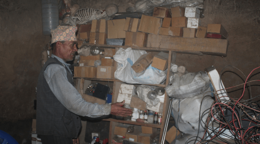 कृष्ण माविको लापरवाहीः विज्ञान प्रयोगशालाका सामग्री भान्सा कोठामा