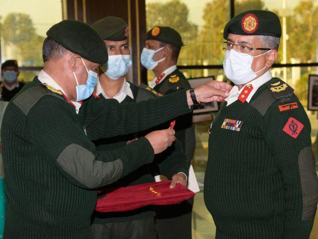 डा न्यौपानेलाई उपरथीको दज्र्यानी चिन्ह प्रदान