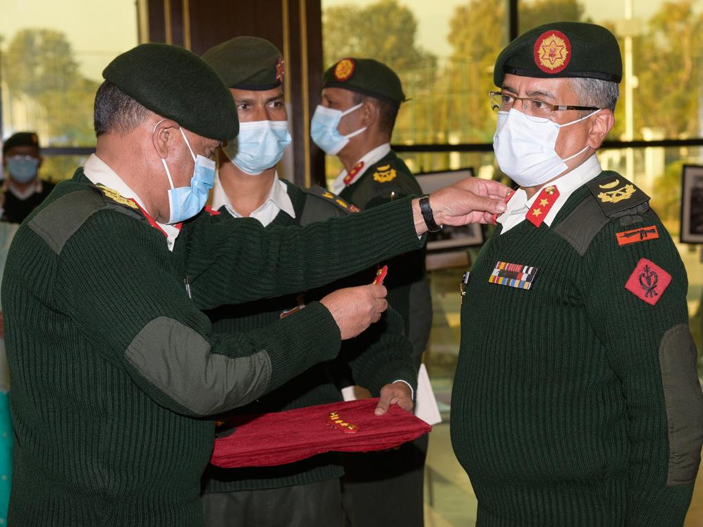 डा न्यौपानेलाई उपरथीको दज्र्यानी चिन्ह प्रदान