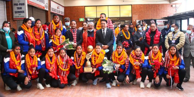 स्वर्ण विजेता महिला भालिबल टोली स्वदेश फिर्ता