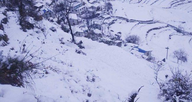 हिमाली क्षेत्रमा भारी हिमपात : हिउँ पगालेर पानी खान बाध्य