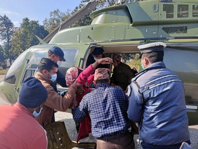 नेपाली सेनाको हेलिकप्टरमार्फत रुकुमपश्चिमबाट एक सुत्केरीको उद्धार