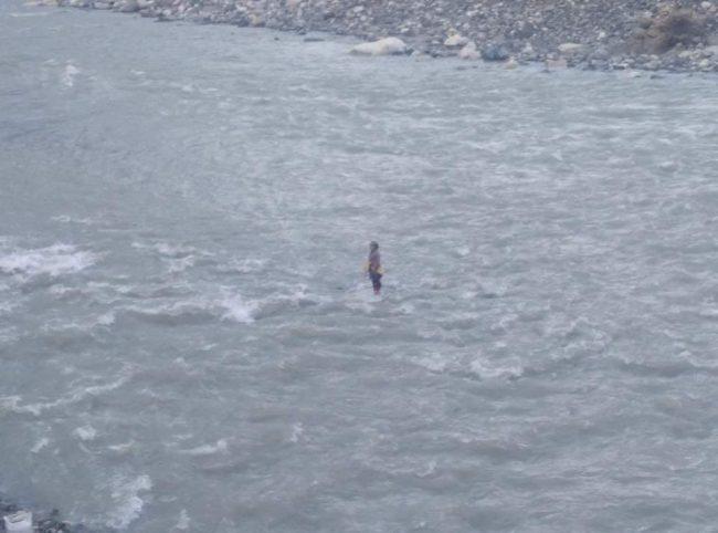 महाकाली नदीमा बगेकी महिलाको उद्धार