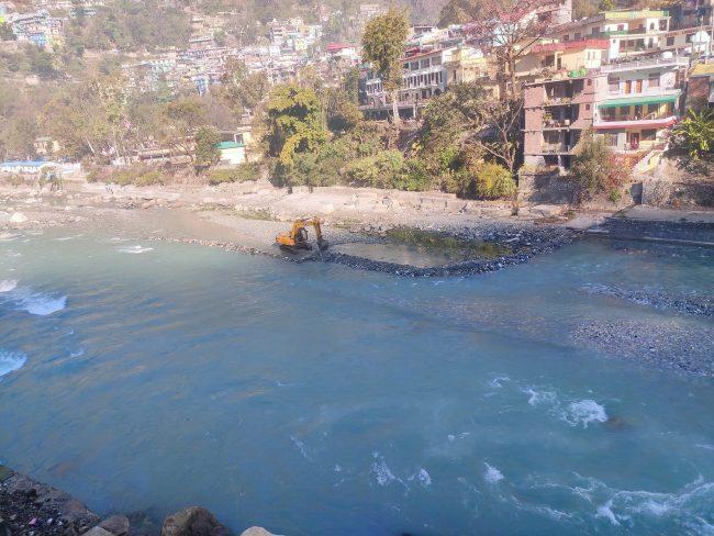 महाकाली नदीको धार परिवर्तन गर्न नेपाली क्षेत्रमा भारतीय जेसिबी, स्थानीयले गरे प्रतिकार