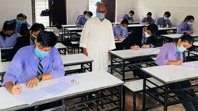 श्रीलंकामा कागज अभावमा विद्यार्थीको परीक्षा रद्द, लाखौँ विद्यार्थीको भविष्य अन्धकारमा