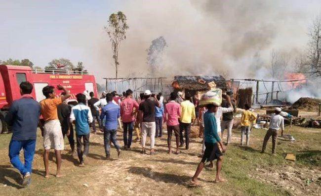 नरैनापुरको कृष्णनगरमा आगलागी १५ घरगोठ जलेर नष्ट